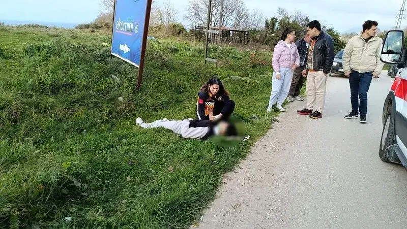 Sinop’ta otomobille çarpışan motosikletteki 2 genç yaralandı