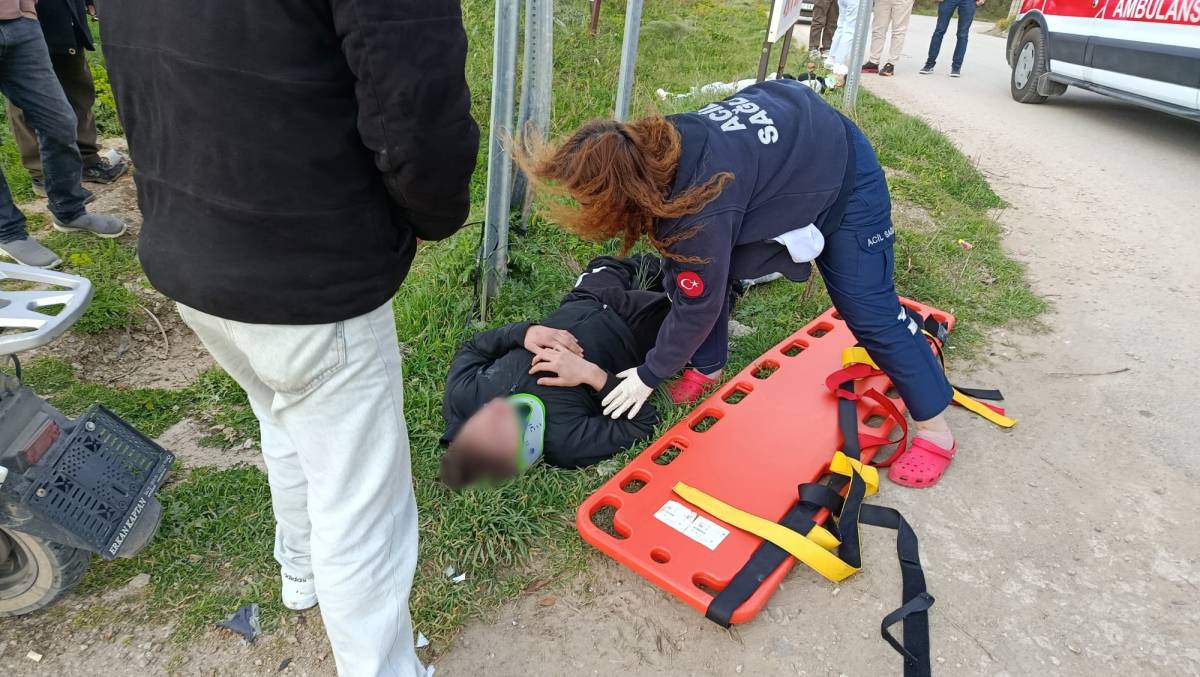 Sinop’ta otomobille çarpışan motosikletteki 2 genç yaralandı