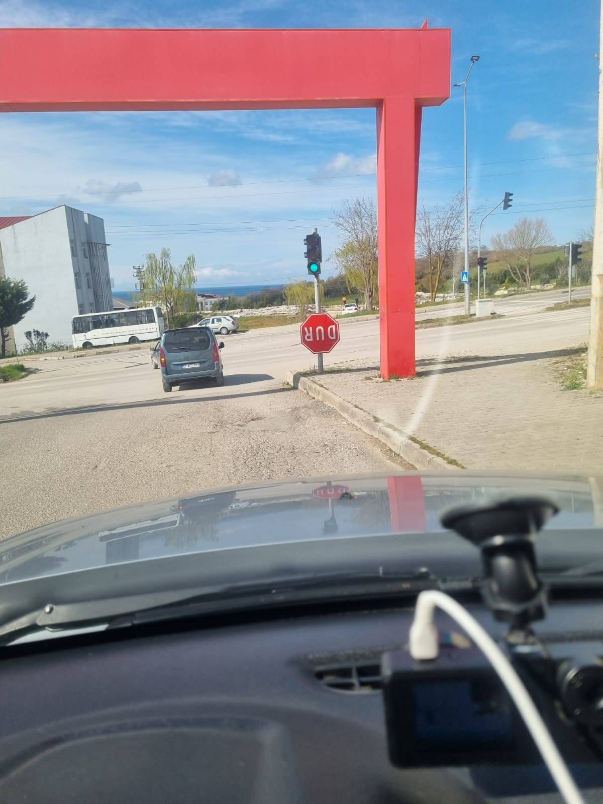 Sinop’ta trafik lambasında ilginç görüntü