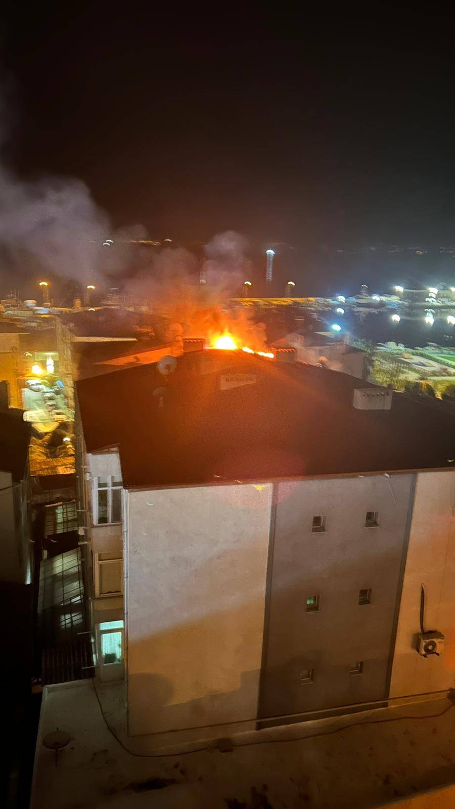 6 katlı binanın çatısı alevlere teslim oldu