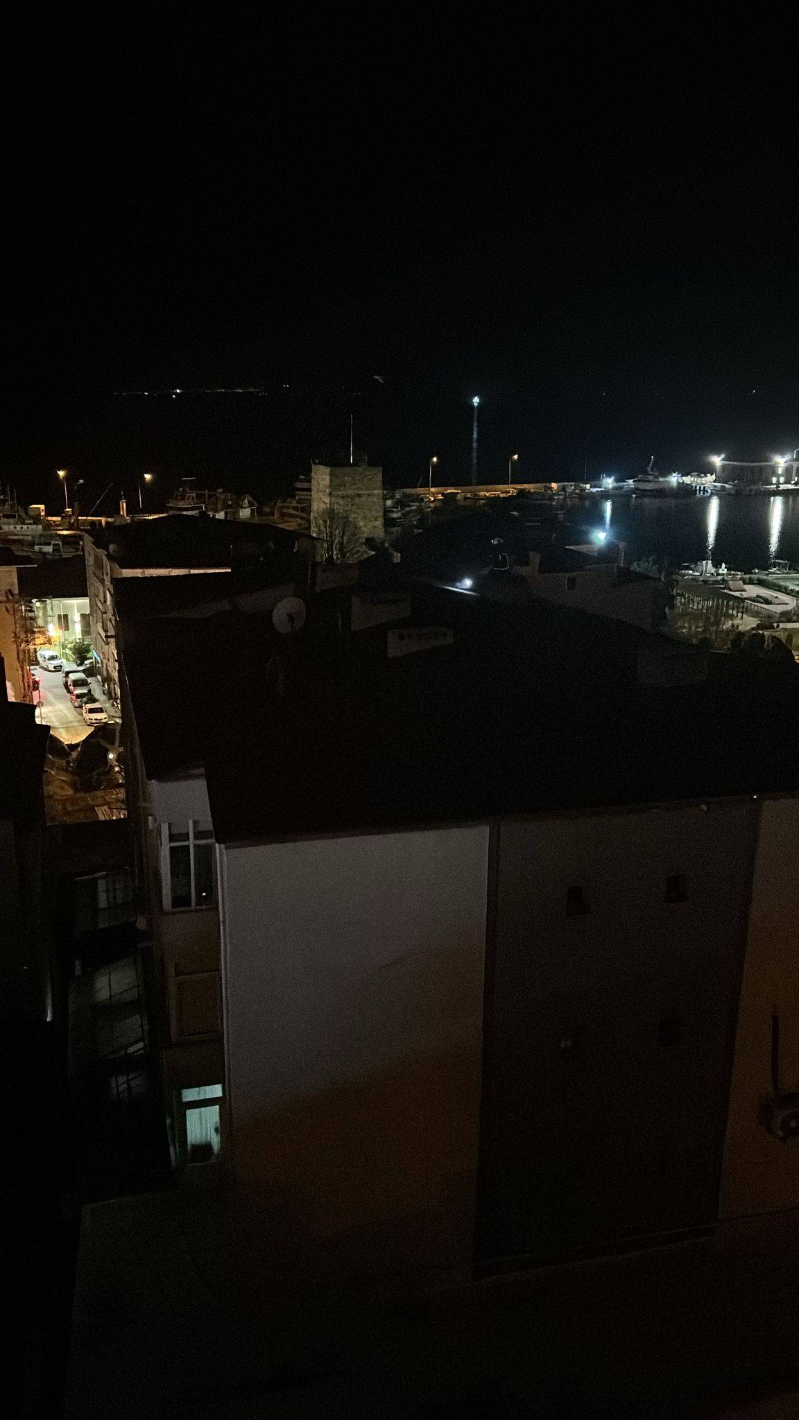 6 katlı binanın çatısı alevlere teslim oldu