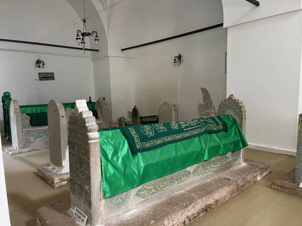 Tabela yok, yanıtım yok: İsfendiyar Bey türbesi unutuldu mu?