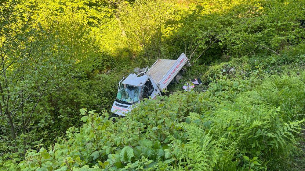 Kontrolden çıkan kamyonet dere yatağına devrildi: 1 ölü, 2 yaralı