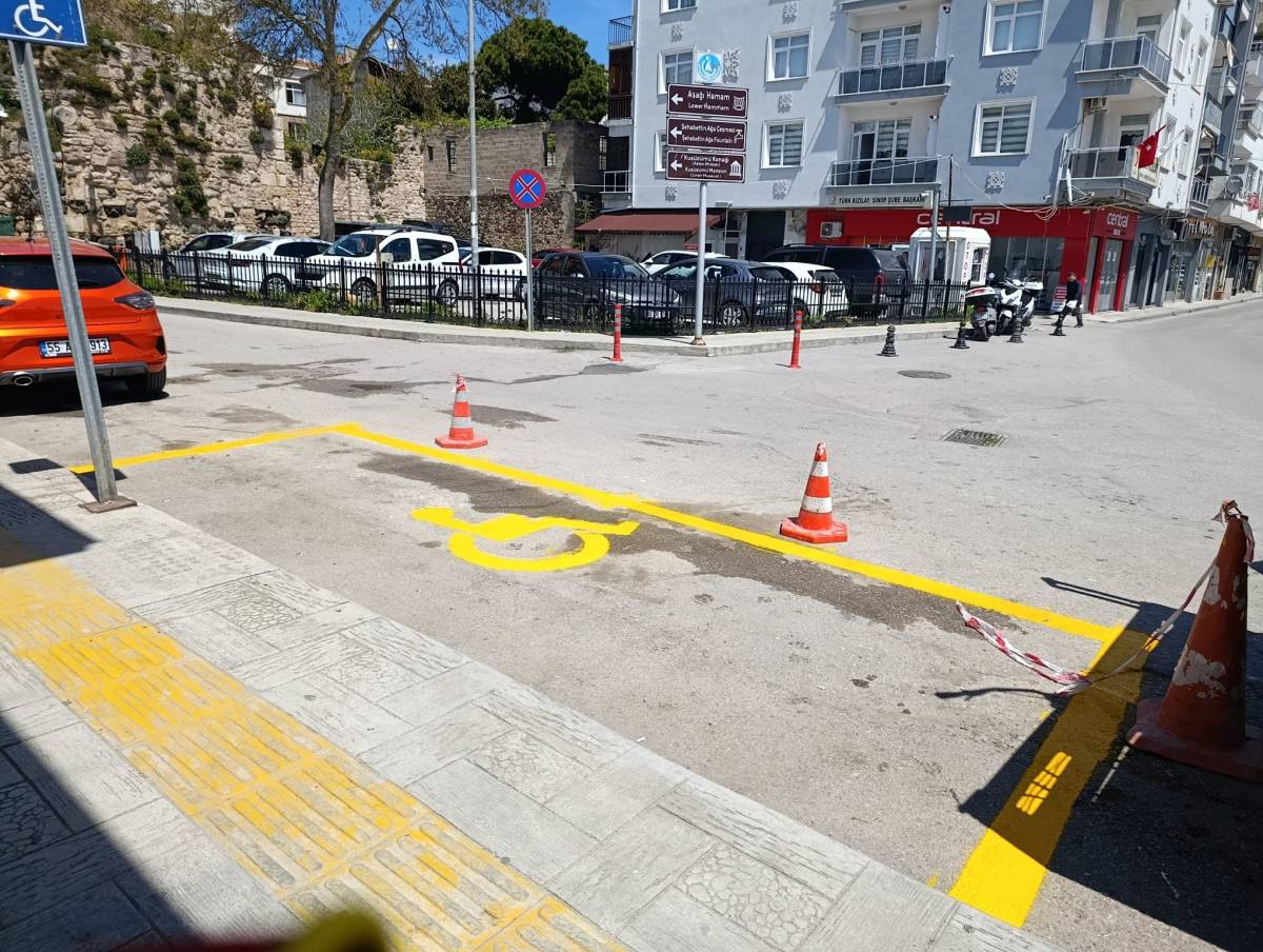 Sinop'ta yaya ve engelli yollarına taze boya