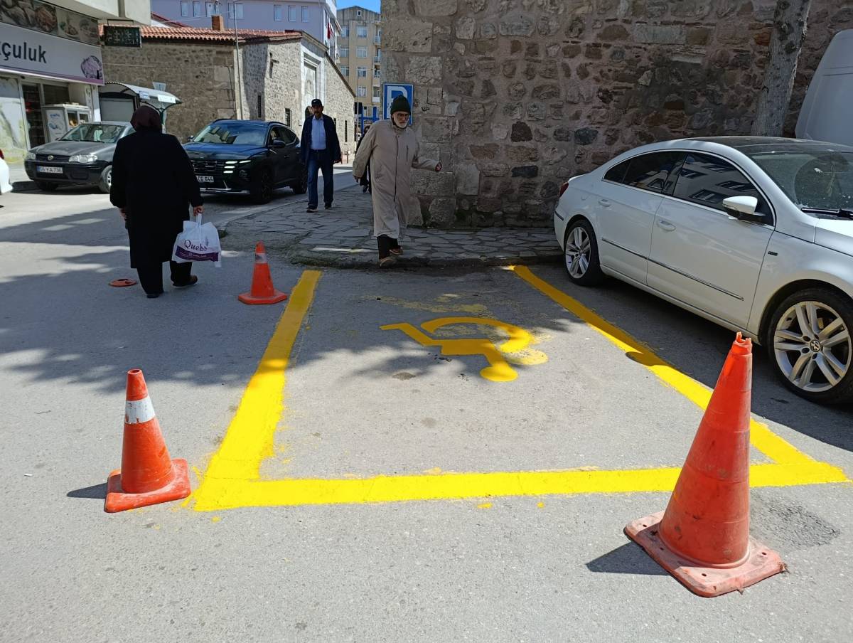Sinop'ta yaya ve engelli yollarına taze boya